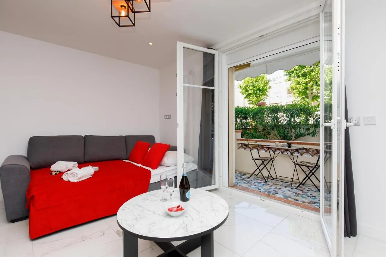 Cyclades Yourhosthelper Cannes